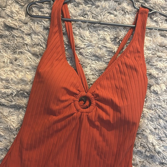 Kona Sol™️ one piece stretchy swimsuit, excellent condition! - Picture 2 of 9